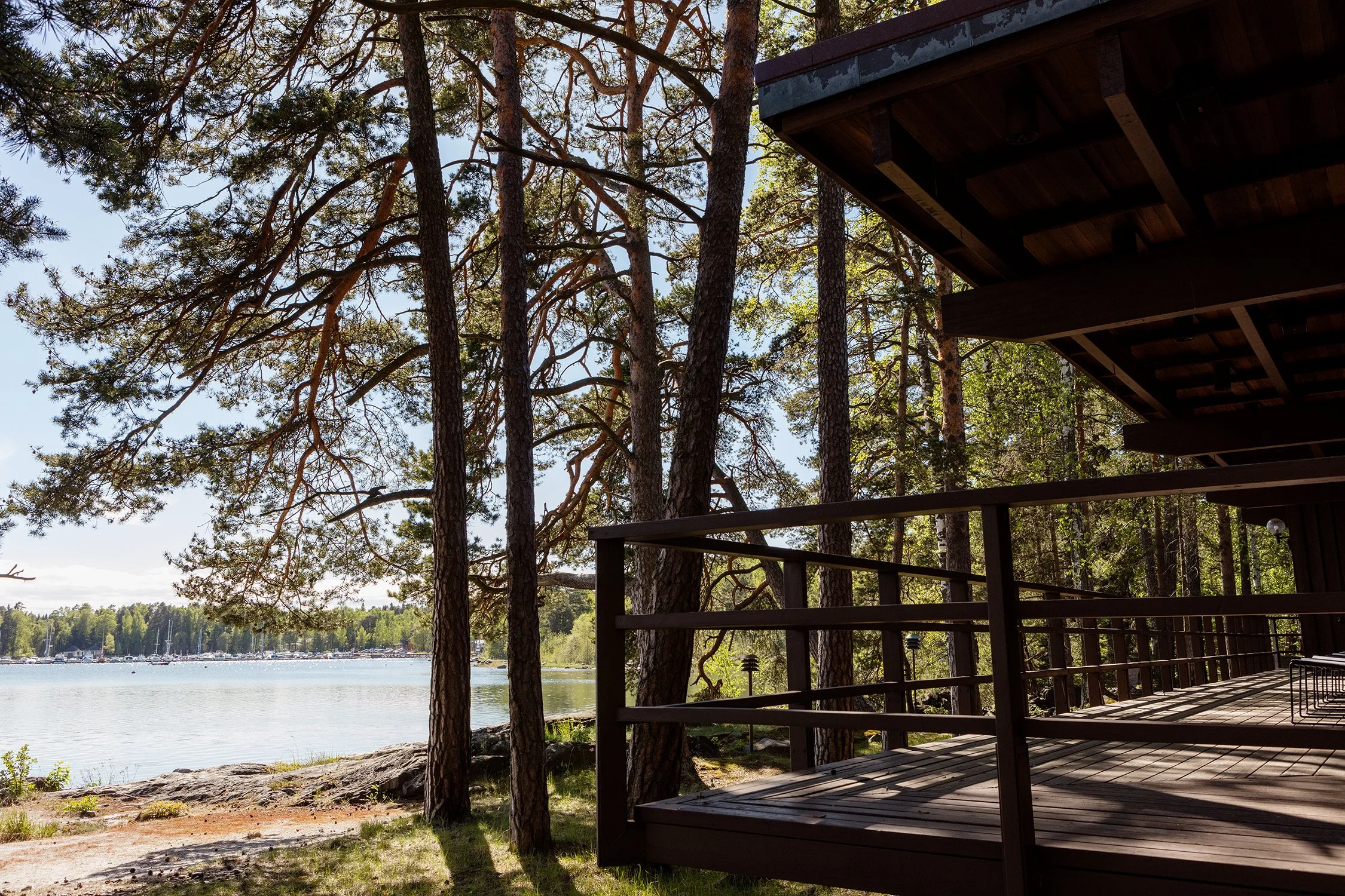Villa Ruusuniemen terassi männikössä merinäköalalla